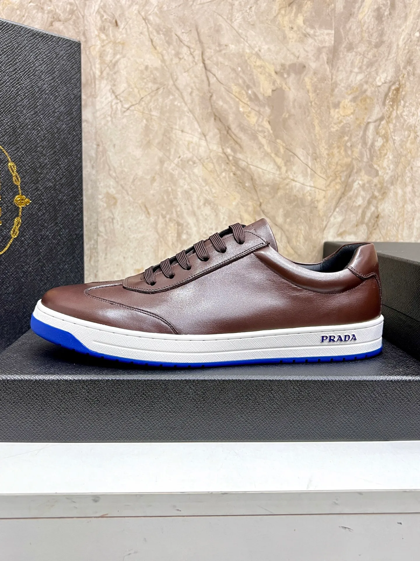 💰620 Prada classic men’s lace-up casual shoes｜Imported cowhide upper｜Layered stitching design on the upper Lightweight and breathable｜Soft and comfortable｜PRADA letters on the side｜Distinctive sporty style Showing the brand style｜Lightweight embossed rubber sole｜With cowhide foot pad lining｜Excellent foot feel Fashionable and elegant｜Size: 38-44 (customized at 45)